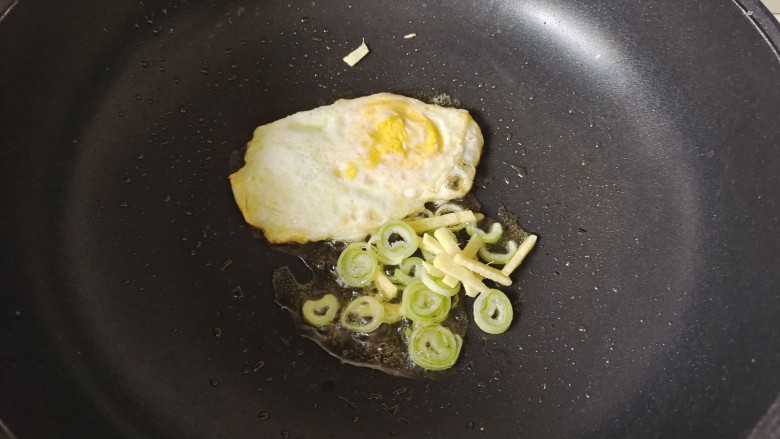 菠菜鱼丸汤,煎至两面定型,加入葱花姜丝煸炒出香味