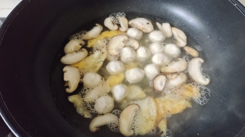 菠菜鱼丸汤,加入适量清水,倒入鱼丸