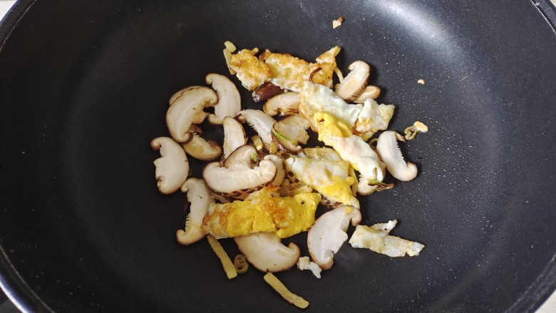 菠菜鱼丸汤,把鸡蛋铲碎,加入香菇片翻炒片刻