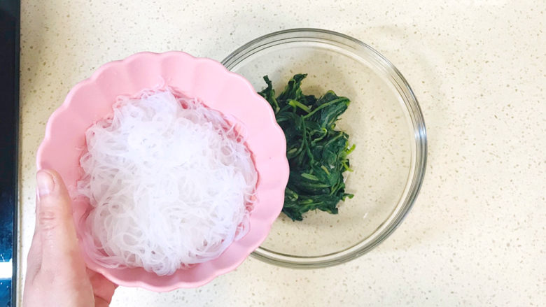 麻酱菠菜,控干水分,加入菠菜中