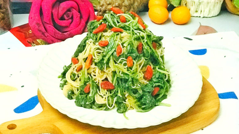 麻酱菠菜,装盘后,撒上<a style='color:red;display:inline-block;' href='/shicai/ 142822'>枸杞子</a>