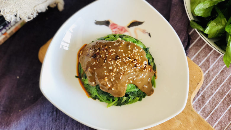 麻酱菠菜,浇上调好的芝麻酱,表面撒点<a style='color:red;display:inline-block;' href='/shicai/ 141765'>熟芝麻</a>即可。