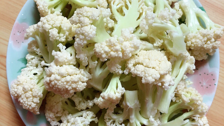 腊肉炒花菜,准备好<a style='color:red;display:inline-block;' href='/shicai/ 2629'>花菜</a>,切块待用。