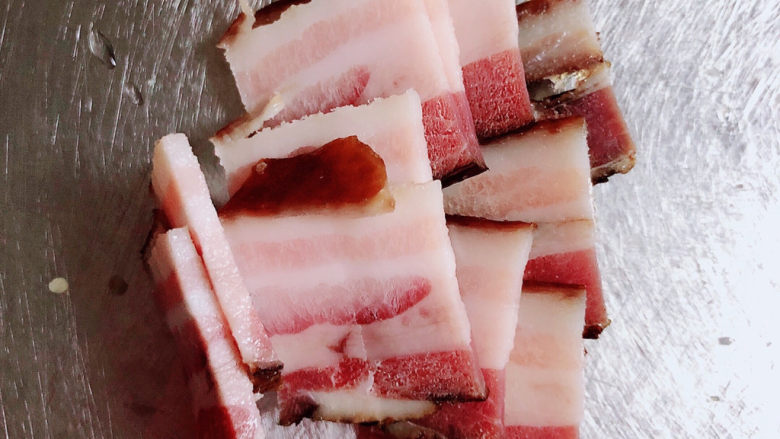 腊肉炒花菜,准备好<a style='color:red;display:inline-block;' href='/shicai/ 436'>腊肉</a>,切片儿待用。