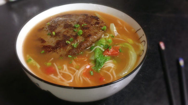 番茄牛肉面,闻着好香~准备开吃😋