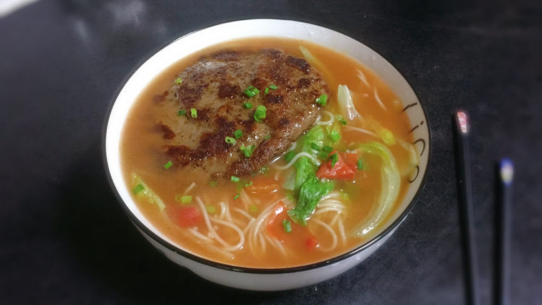 番茄牛肉面,盛入大碗,放上香喷喷的牛肉,撒上葱花
