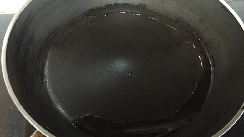 番茄牛肉面,平底锅开火,锅热倒油