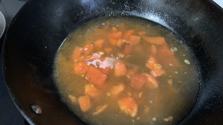 番茄牛肉面,到一大碗清水,盖上盖煮开
