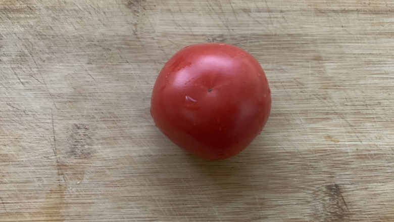 番茄牛肉面,一个<a style='color:red;display:inline-block;' href='/shicai/ 59'>番茄</a>,洗净