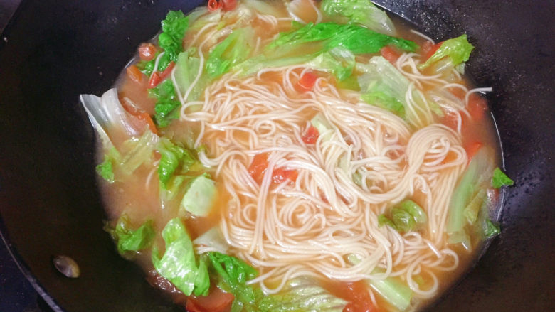 番茄牛肉面,下入生菜,煮开就可以关火了