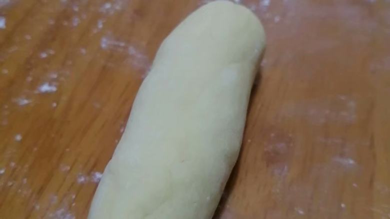 南瓜花卷,取一个小剂子,搓成长条形
