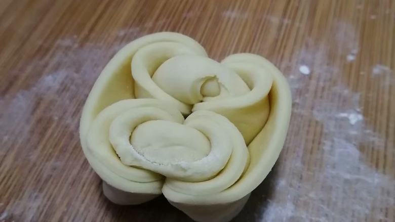 南瓜花卷,握住两端,向外翻