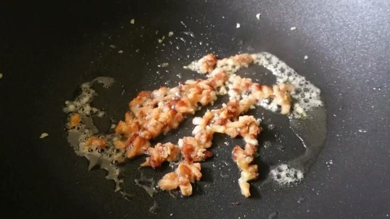 煎鸡蛋饺,加入香菇碎,炒片刻