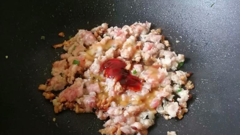 煎鸡蛋饺,炒至肉末开始变色,加入盐、<a style='color:red;display:inline-block;' href='/shicai/ 721'>蚝油</a>调味