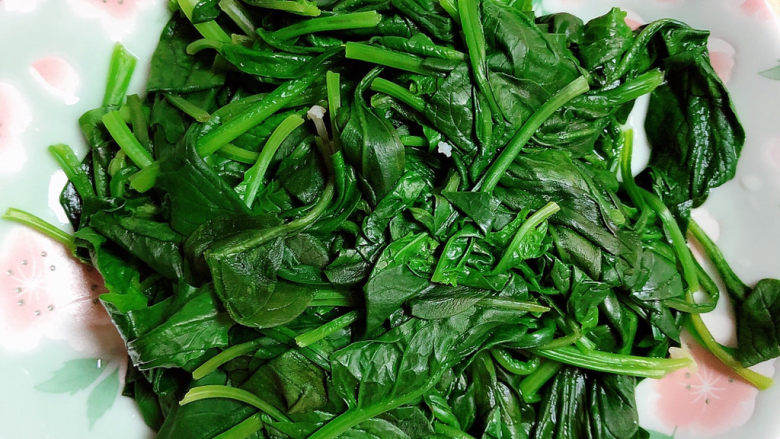 菠菜鱼丸汤,冲洗一下,捞出菠菜待用。
