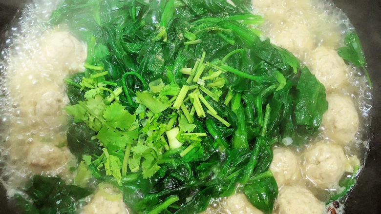 菠菜鱼丸汤,放入香菜末,可以出锅了。