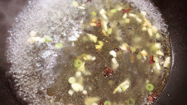 菠菜鱼丸汤,倒入水,烧开锅。
