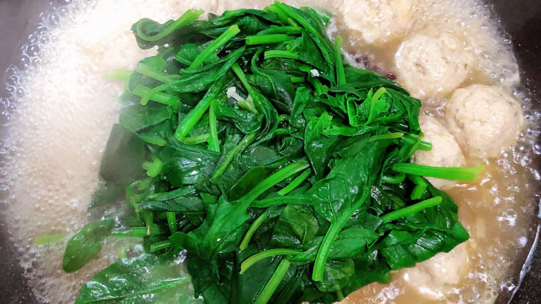 菠菜鱼丸汤,放入烫好的菠菜,搅拌均匀,让菠菜入味。