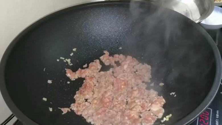 南瓜老面包子,热锅入油,爆香姜末,加入肉末炒至变色