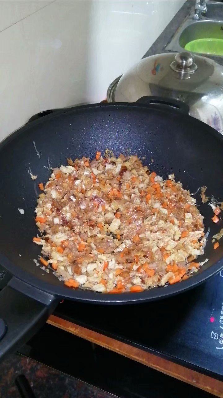 南瓜老面包子,加入胡萝卜丁,炒至熟