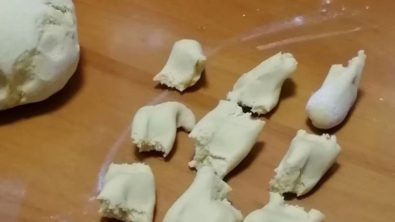南瓜老面包子,排气,分成若干个小面剂,每个大约30克