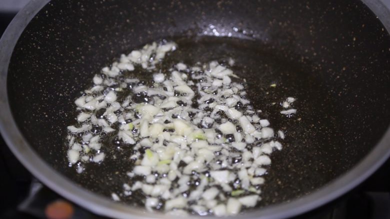 孜然肉片,锅里烧热油,下蒜末爆香