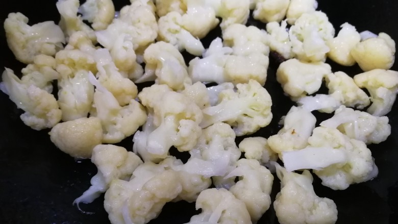 花菜炒鸡蛋,放入花菜,文火炒匀。