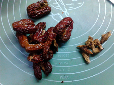 红枣莲藕汤,红枣洗净去核,