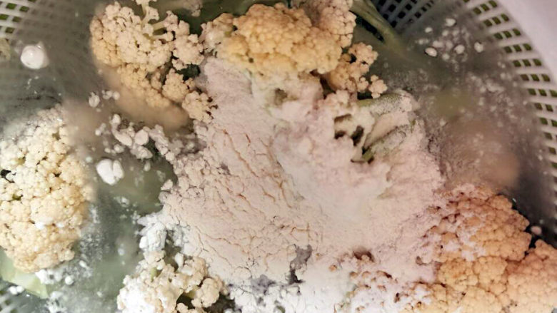花菜炒鸡蛋,加水浸泡一会儿,再冲洗干净