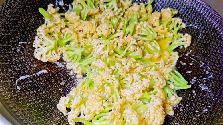 花菜炒鸡蛋,锅子烧热,倒入花菜