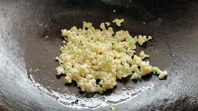 花菜炒鸡蛋,紧接着,再加适量油,加入花菜的花花入锅中,并加适量清水翻炒