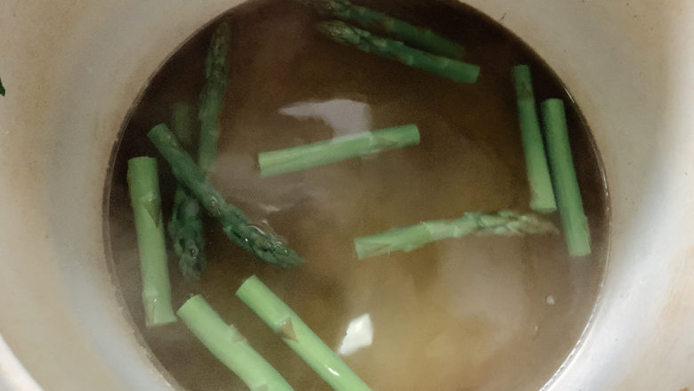 培根芦笋卷,将洗净的芦笋,入沸水中汆烫,可加适量盐。