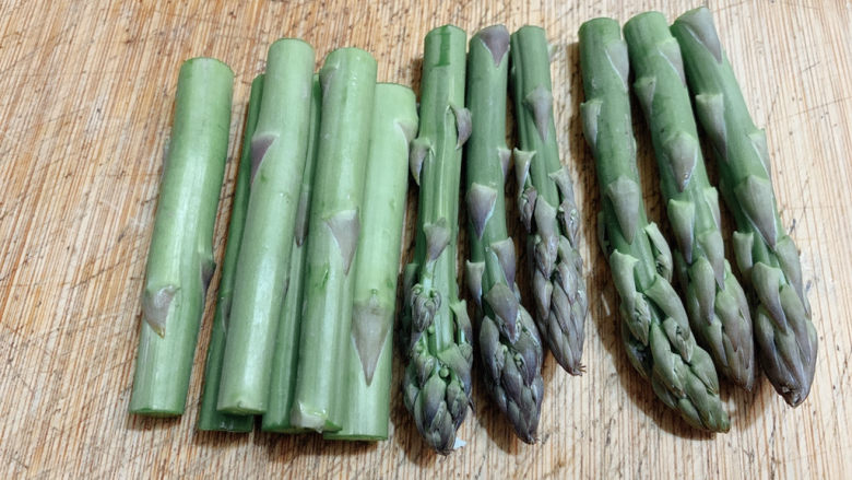培根芦笋卷,将芦笋切成7~8厘米长,保证培根卷起来后,前后有所露出的部分