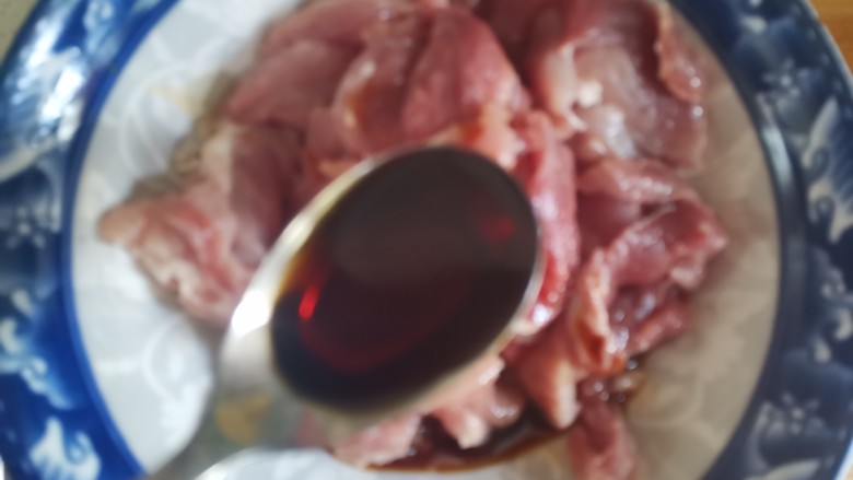孜然肉片,装入碗中,加入2勺<a style='color:red;display:inline-block;' href='/shicai/ 788'>生抽</a>
