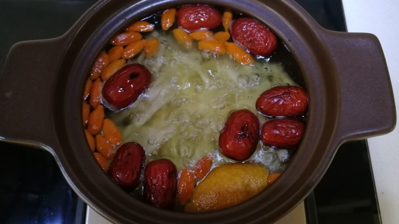 红枣莲藕汤,大火烧开,盖上盖子中小火煲20分钟。