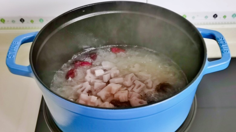红枣莲藕汤,加入焯水的银耳,再炖10分钟。