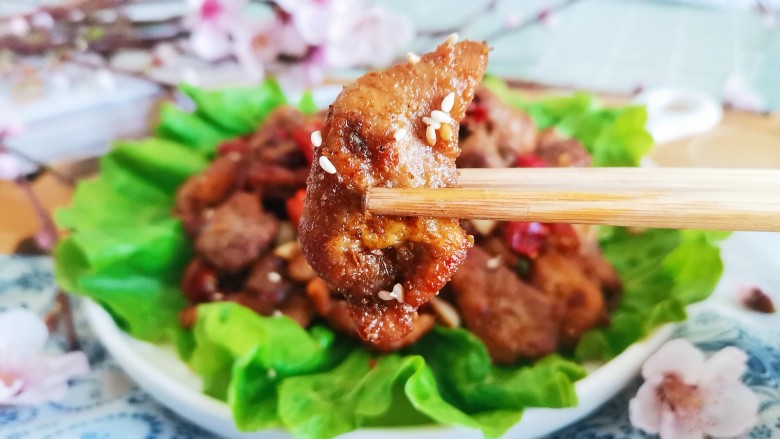 孜然肉片,美味的孜然肉片就做好了,用生菜包着吃更美味哦!