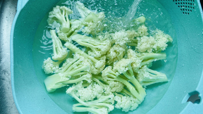 花菜炒鸡蛋,放入水中清洗干净,加入适量盐浸泡片刻