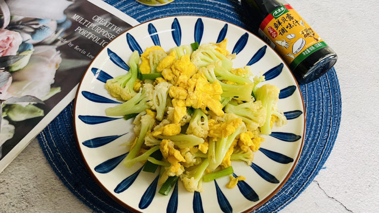 花菜炒鸡蛋,花菜炒鸡蛋脆嫩可口，味道鲜美、营养丰富！