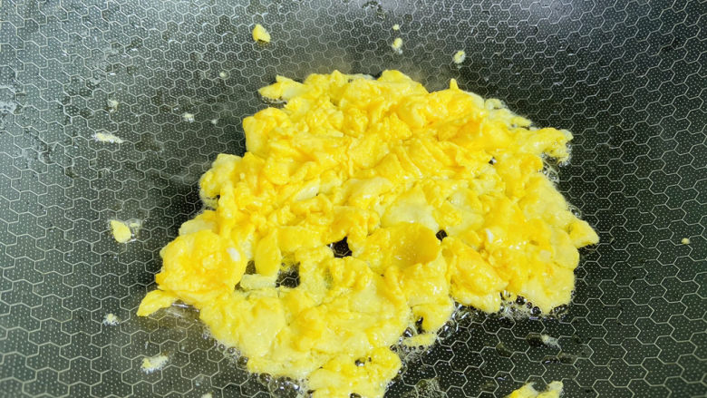 花菜炒鸡蛋,起油锅倒入鸡蛋液炒熟,盛入碗中备用