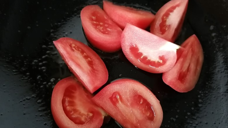 番茄牛肉面,再放少许油将番茄炒一下