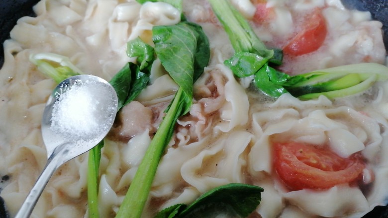 番茄牛肉面,加入两勺盐调味