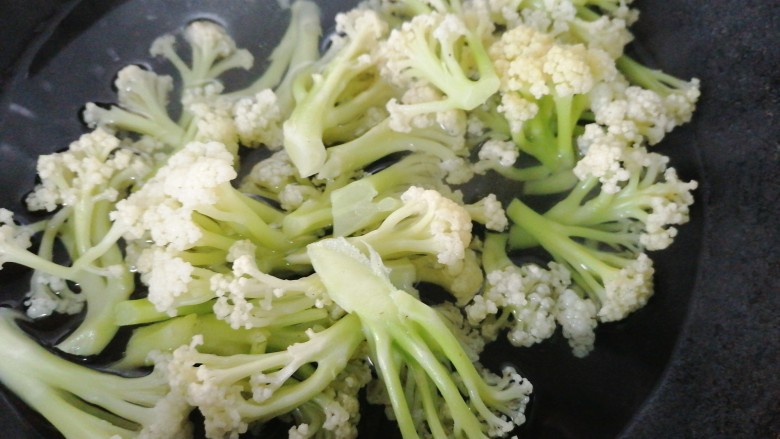 花菜炒鸡蛋,将花菜放入锅内焯熟后捞出
