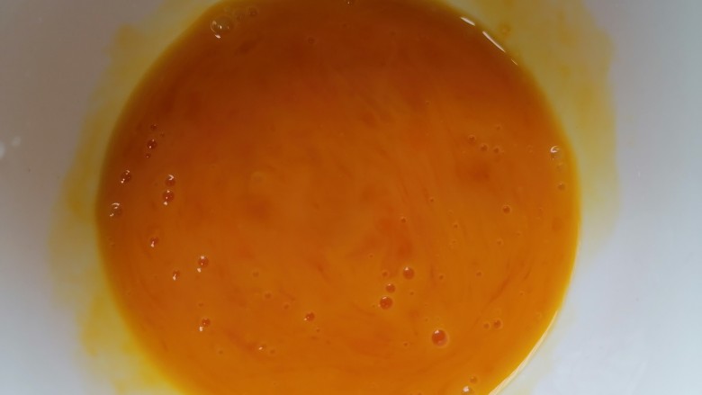 花菜炒鸡蛋,将蛋液搅打均匀