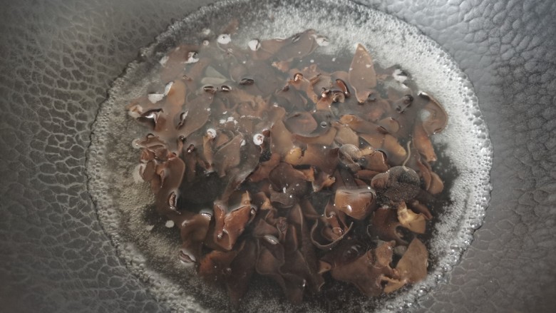 花菜炒鸡蛋,锅里水烧开加入少许盐几滴油,放入黑木耳焯水一分钟捞出沥水