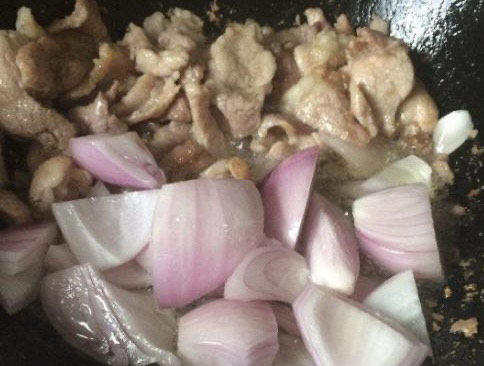 洋葱炒肉片,锅中油热以后下入洋葱炒香,洋葱稍稍要变透明的时候加入肉片翻炒,用中大火,加入孜然粉和孜然粒翻炒均匀。