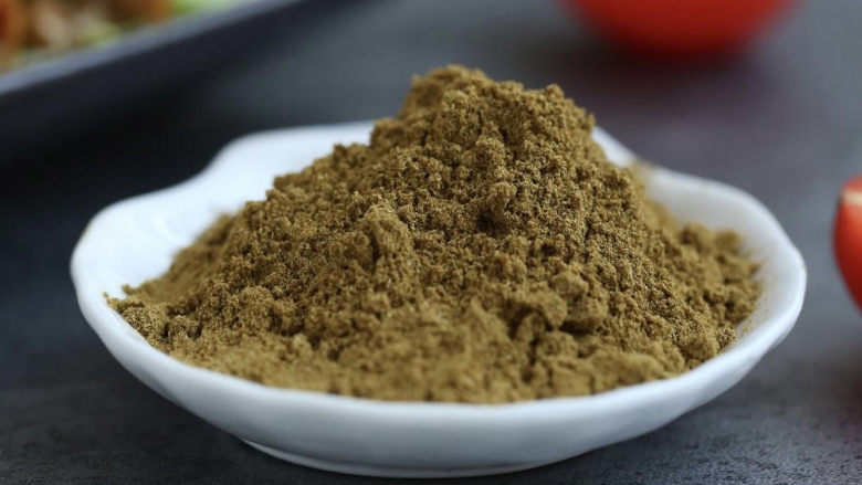 洋葱炒肉片,孜然有它独特的风味,有的人喜欢吃孜然粒,那就再加点颗粒里面。