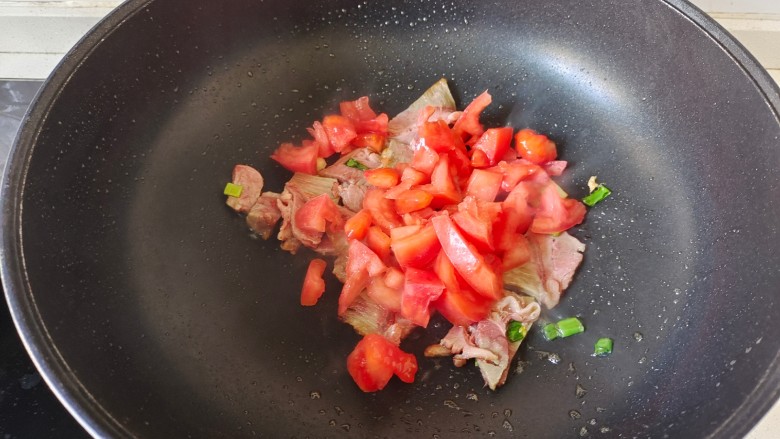 番茄牛肉面,加入西红柿,放一点点盐西红柿容易出汁,炒出西红柿汁