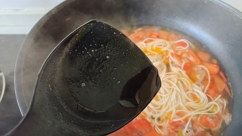 番茄牛肉面,加入<a style='color:red;display:inline-block;' href='/shicai/ 721'>蚝油</a>搅拌均匀,煮至面条快熟透