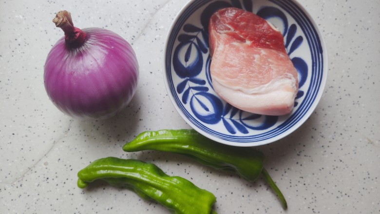 洋葱炒肉片~一家老小都喜欢,首先我们准备好所有食材